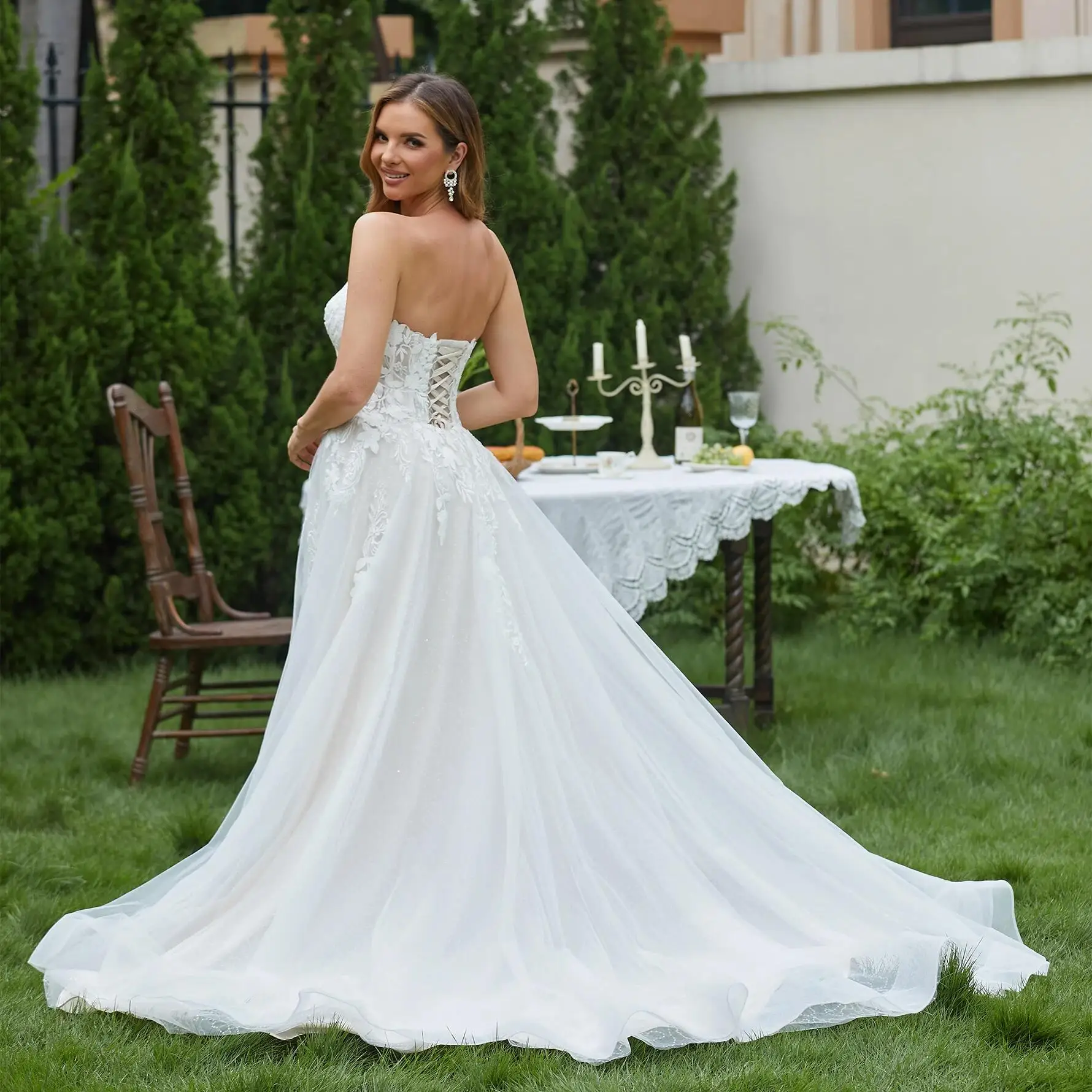 Abiti da sposa eleganti in pizzo per le donne 2025 Abiti da sposa scintillanti di lusso senza maniche con scollo a V profondo Abito da sposa con scollo a cuore per le donne