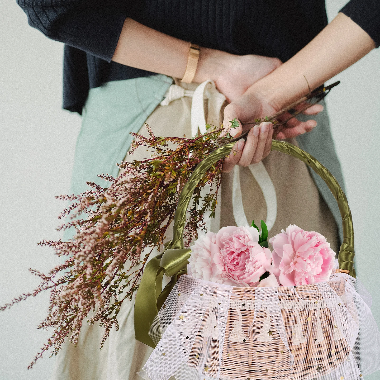 

White Wicker Hand with Handle Storage Decorative Gift Home Decor Simple Light Wear Resistant Wicker Basket Woven Flower