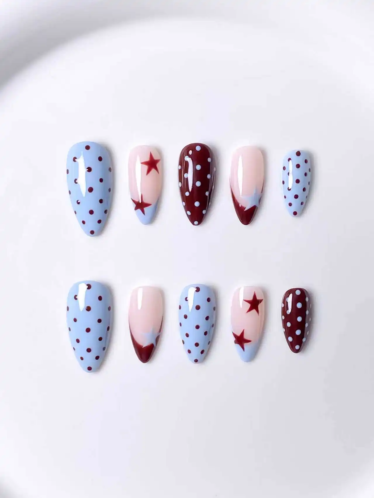 งานศิลปะเล็บอัลมอนด์ทำมือบริสุทธิ์ 10 ชิ้น ลายจุดสีน้ำเงิน ดีไซน์รูปดาวห้าแฉกสีน้ำตาล มีสไตล์และหรูหรา