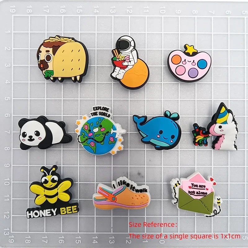 PVC Sapato Encantos para Designer Sandálias, Tamancos Pin Buckle, Panda Dos Desenhos Animados e Forma Unicórnio, Bonito Honey Bee, Decorações Superiores, Acessórios