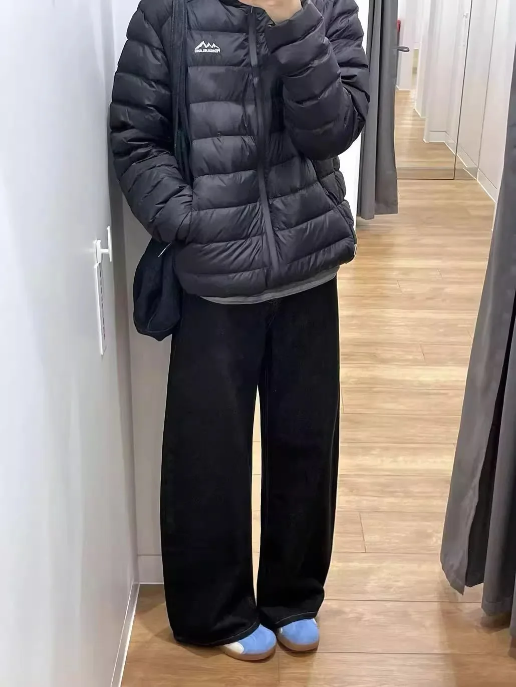 سترة مضلعة لحم الخنزير، قصيرة للسيدات، خفيفة الوزن، طراز شتاء 2025 الجديد، سترة رياضية كاجوال بغطاء للرأس بسيطة من ريش البط الأبيض