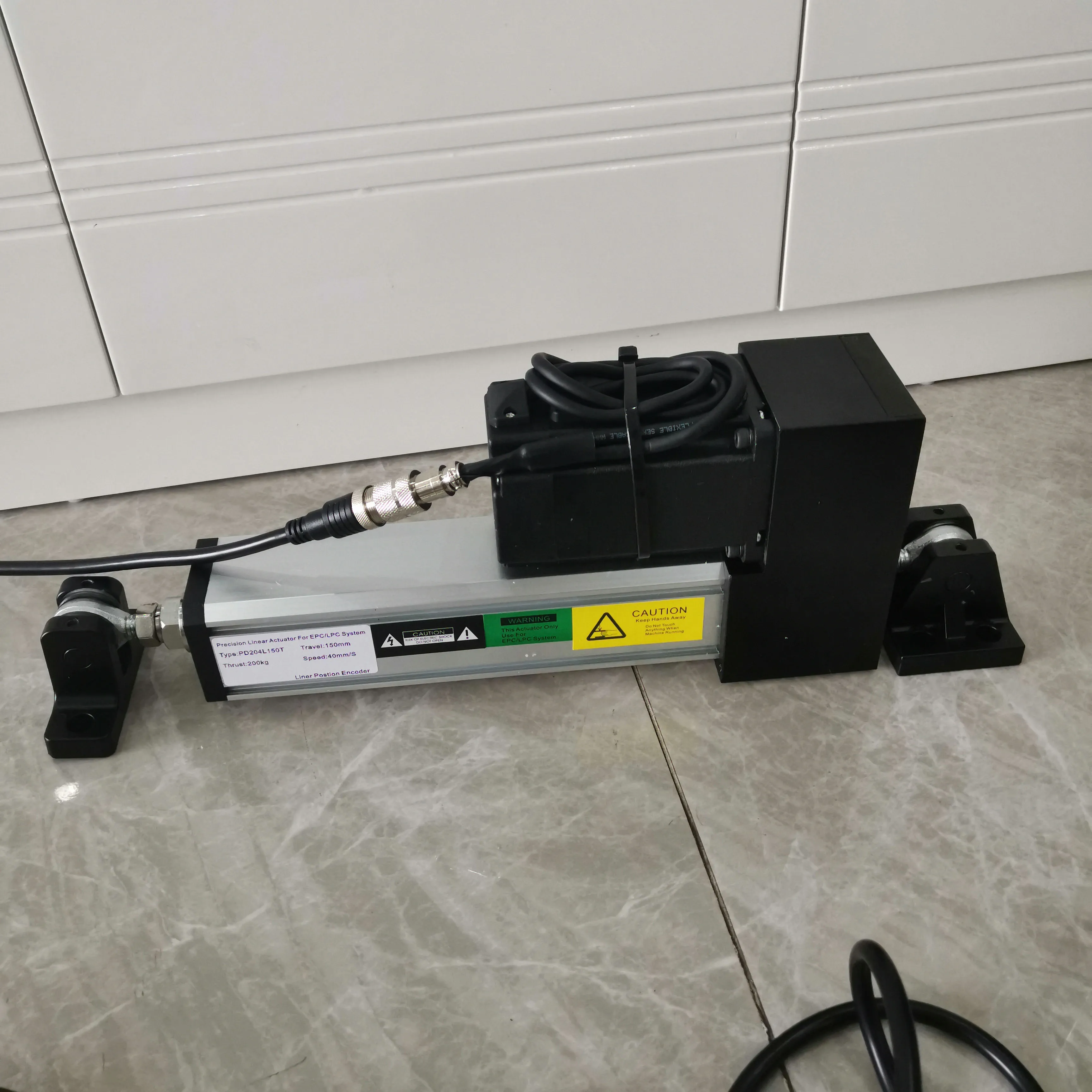 · Attuatore lineare di precisione per sistema EPC/LPC corsa: 150mm spinta: 200kg velocità: 40 mm/S