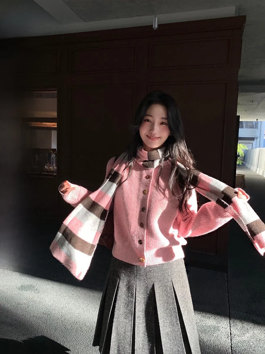 

Warmth round Ne Sweater Cardigan with Color Blo Scarf Coat Women Winter Aosphere Knitted Wear for New Year Online Exclu...