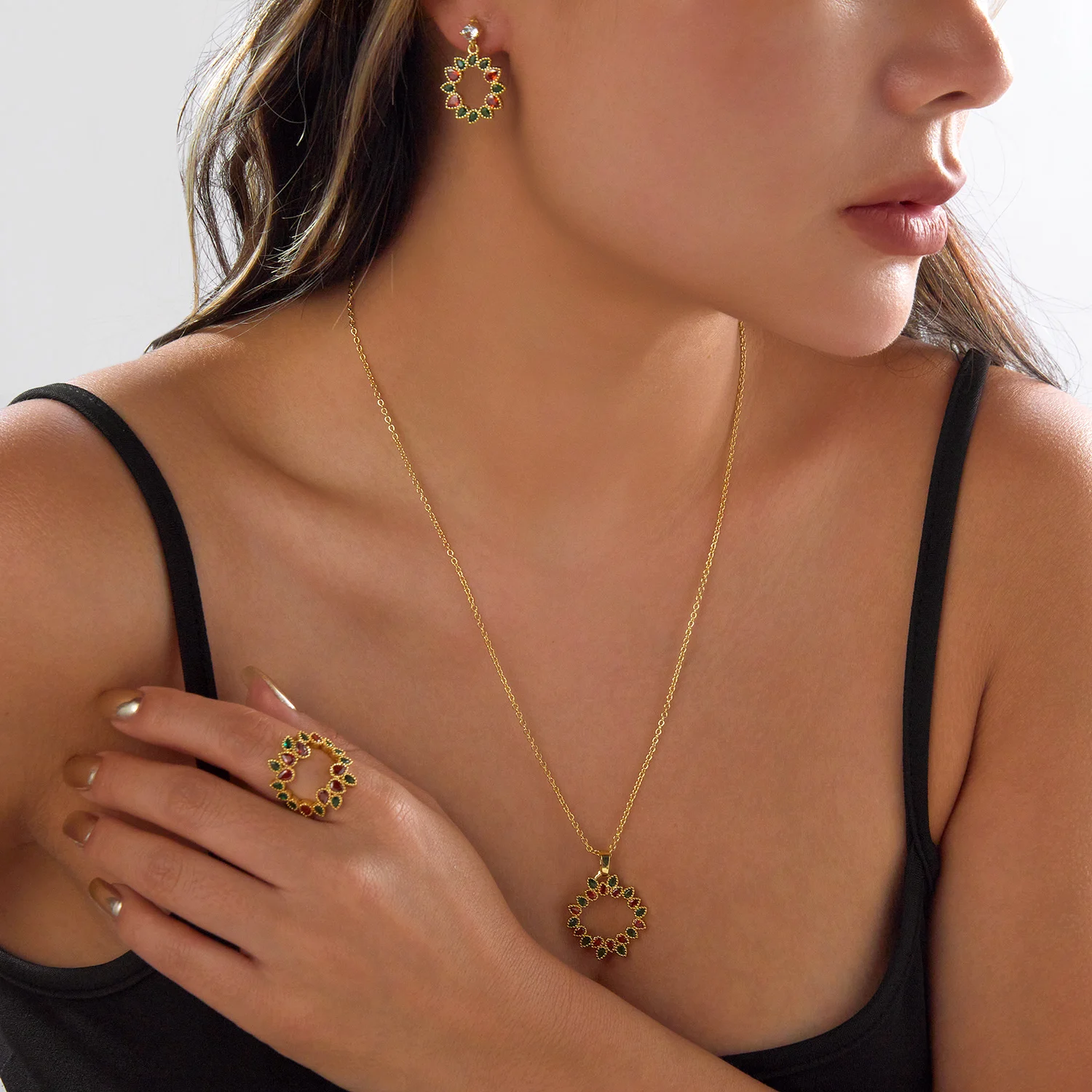 Vergoldetes Set mit Halskette, Ohrringen und Ring mit Zirkonia-Blumenkranz für Damen, Zierliches CZ-Messing-Schmuckset, Party- und Hochzeitsgeschenk – Detail 6