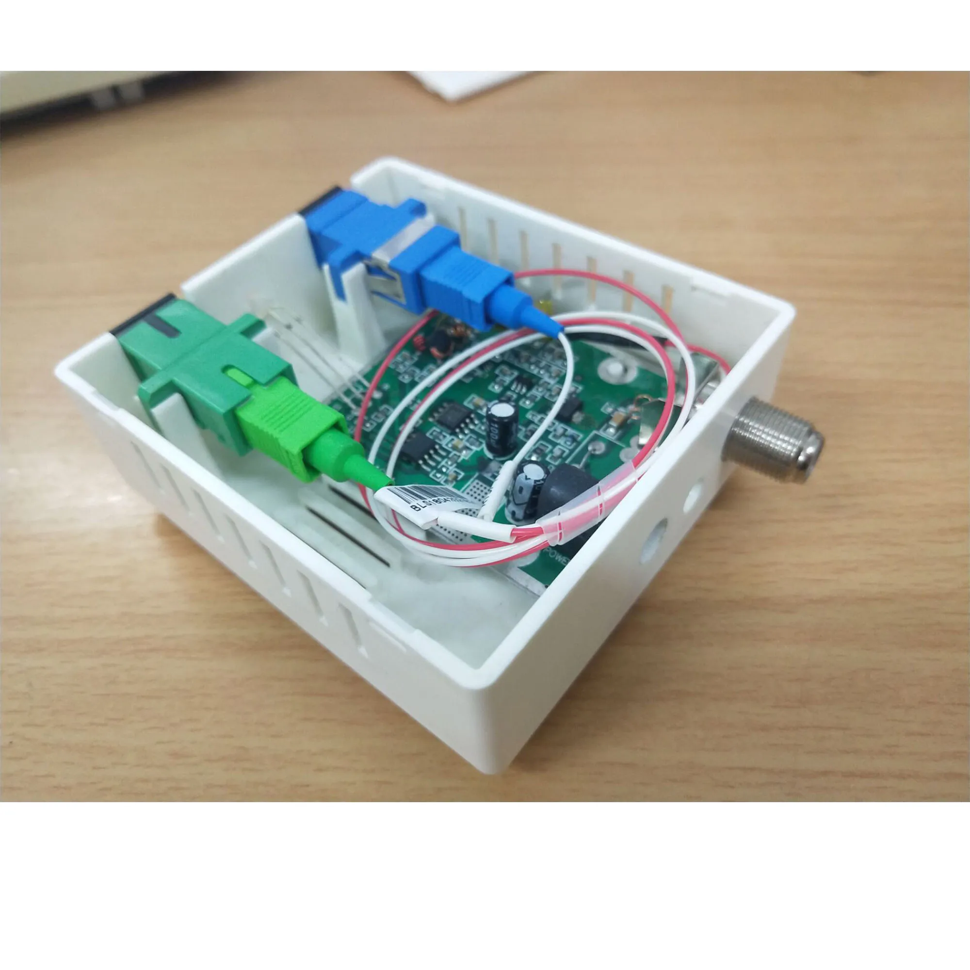 ตัวรับสัญญาณไฟเบอร์ FTTH ที่ใช้งาน 1550 นาโนเมตร, ตัวรับสัญญาณไฟเบอร์ WDM ไฟเบอร์เป็น RF, อินพุตไฟเบอร์ (ออกอากาศ RF + เอาต์พุตไฟเบอร์)