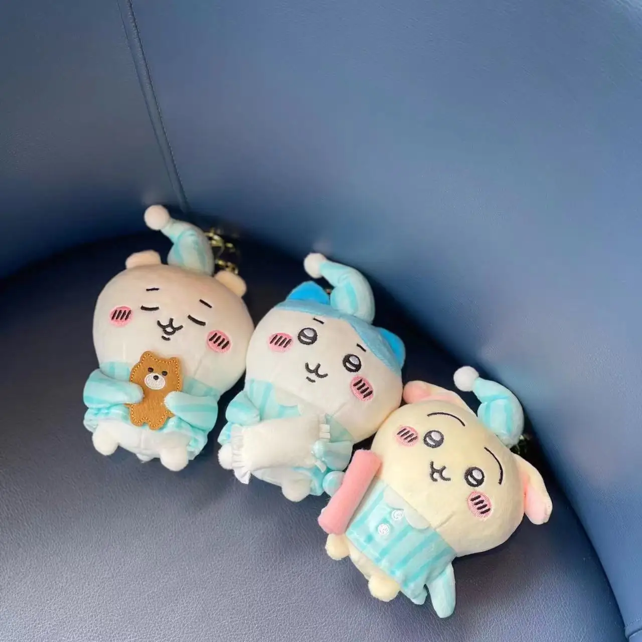 Nuevo Kawaii Chiikawas pijamas serie muñeco de peluche colgante lindo Hachiware llavero de felpa mochila de dibujos animados colgante regalo