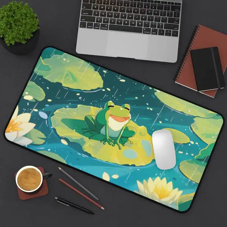 

Kawaii Frog Playmat TCG Playmat Очаровательная лягушка в милом аниме Офисный ковер Компьютерные столы Аксессуары для ПК Настольный коврик Набор ковриков