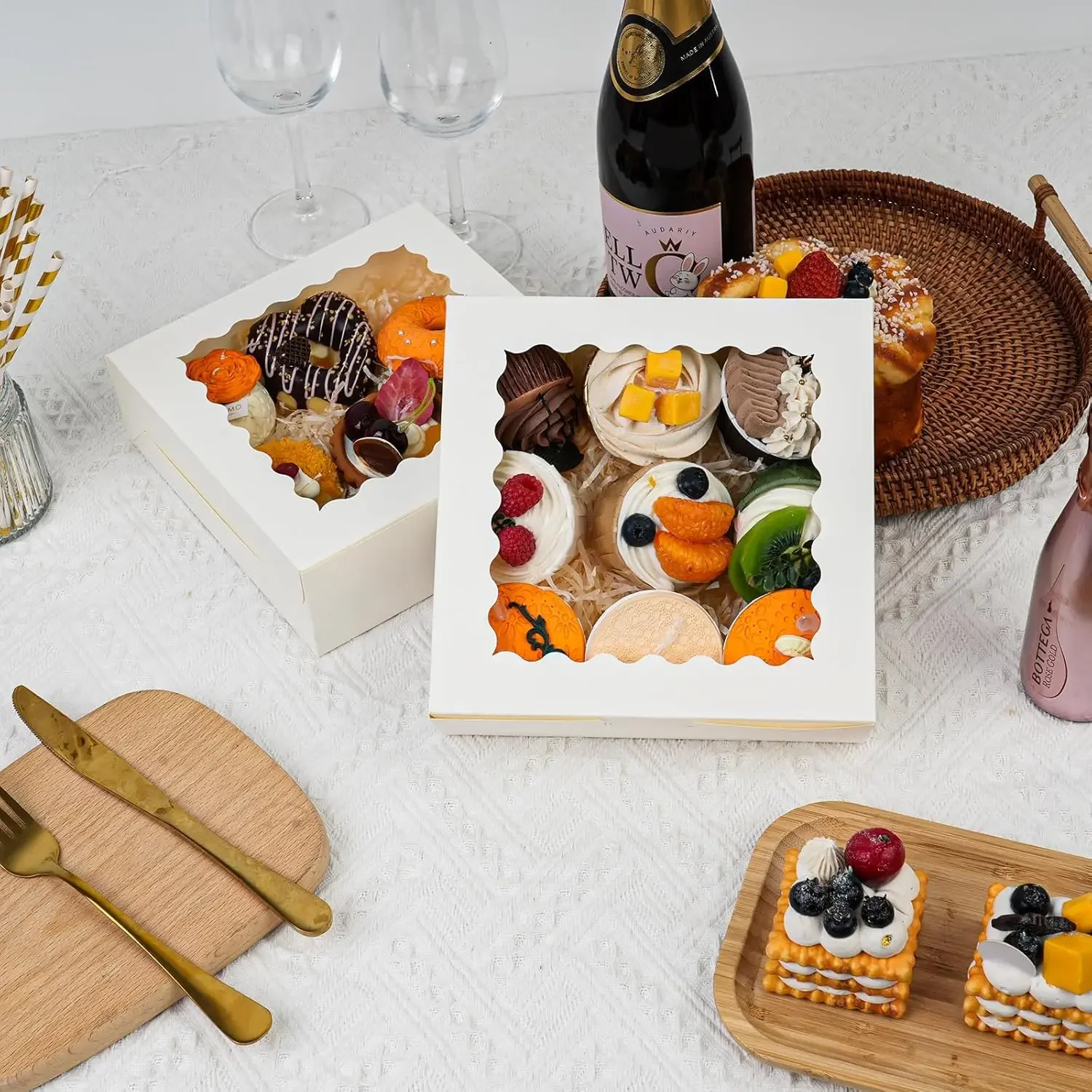 Mehrere weiße Keks- und Gebäckboxen mit Fenster |   Für Donuts, mit Schokolade überzogene Erdbeeren und Geburtstagsparty-Leckereien