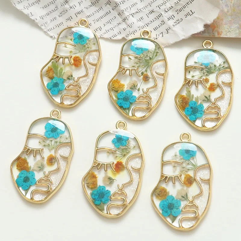 

Min order 20pcs/lot color Dried flowers core cartoon face shape alloy floating locket bead diy jewelry garment pendant accessory