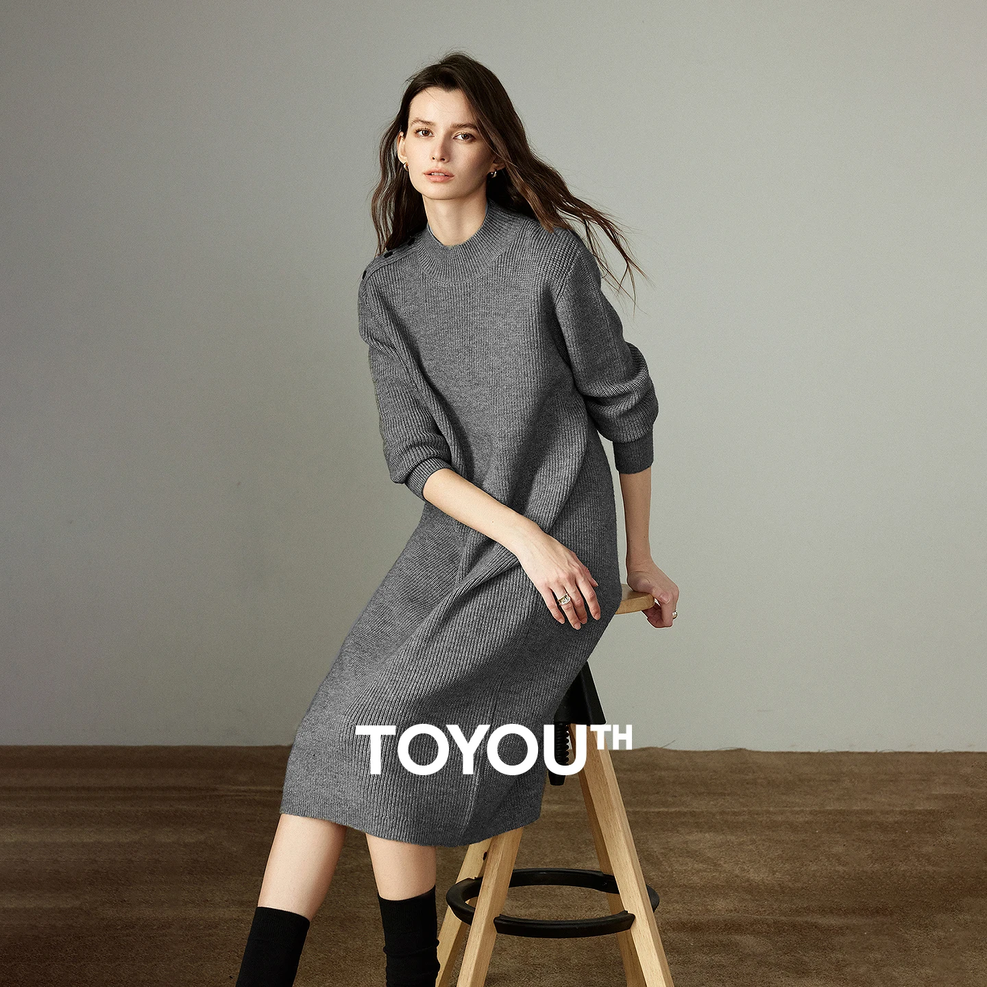 TOYOUTH فساتين نسائية محبوكة 2025 شتاء جديد صوف القطب الشمالي سميكة دافئة نصف عالية طوق فضفاض منتصف طول فساتين قطعة واحدة