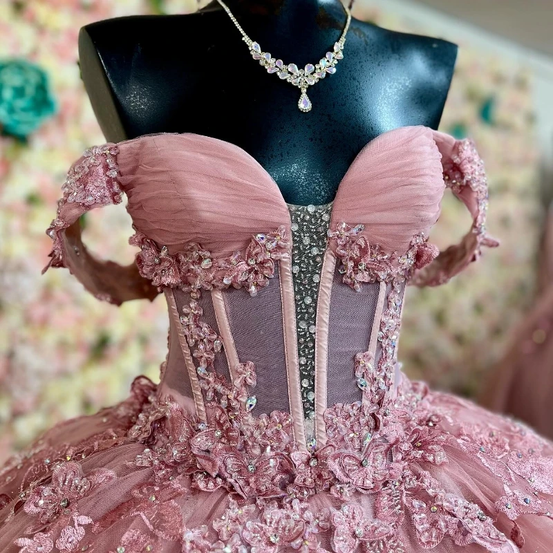 فستان Quinceanera وردي لامع على شكل قلب بدون أكتاف مطرز بفيونكة دانتيل خرز سويب تراين حلو 15 سنة رداء السهرة