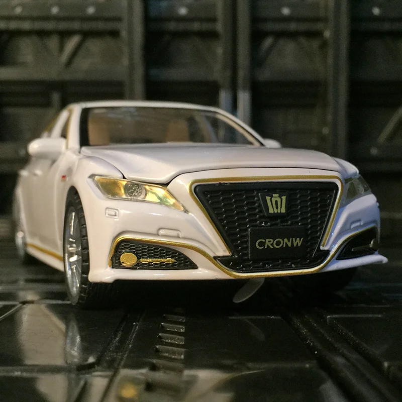 

1:32 Toyota Crown 15-го поколения, модель седана из сплава, коллекция украшений автомобиля, двери и капот двигателя, багажник можно открыть
