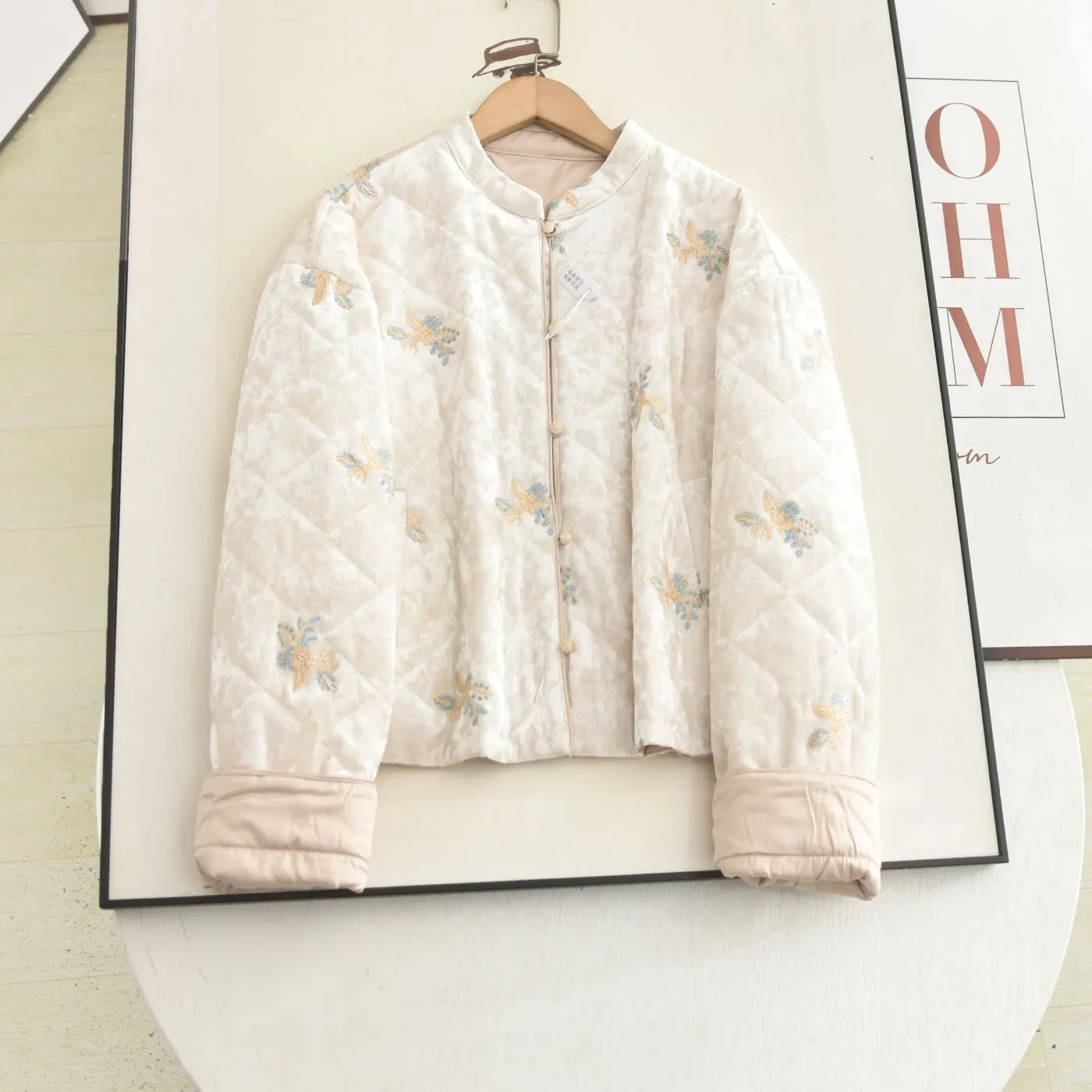 

Новая китайская тонкая хлопковая куртка с вышивкой и воротником-стойкой для женщин, осенне-зимняя, новый дизайн