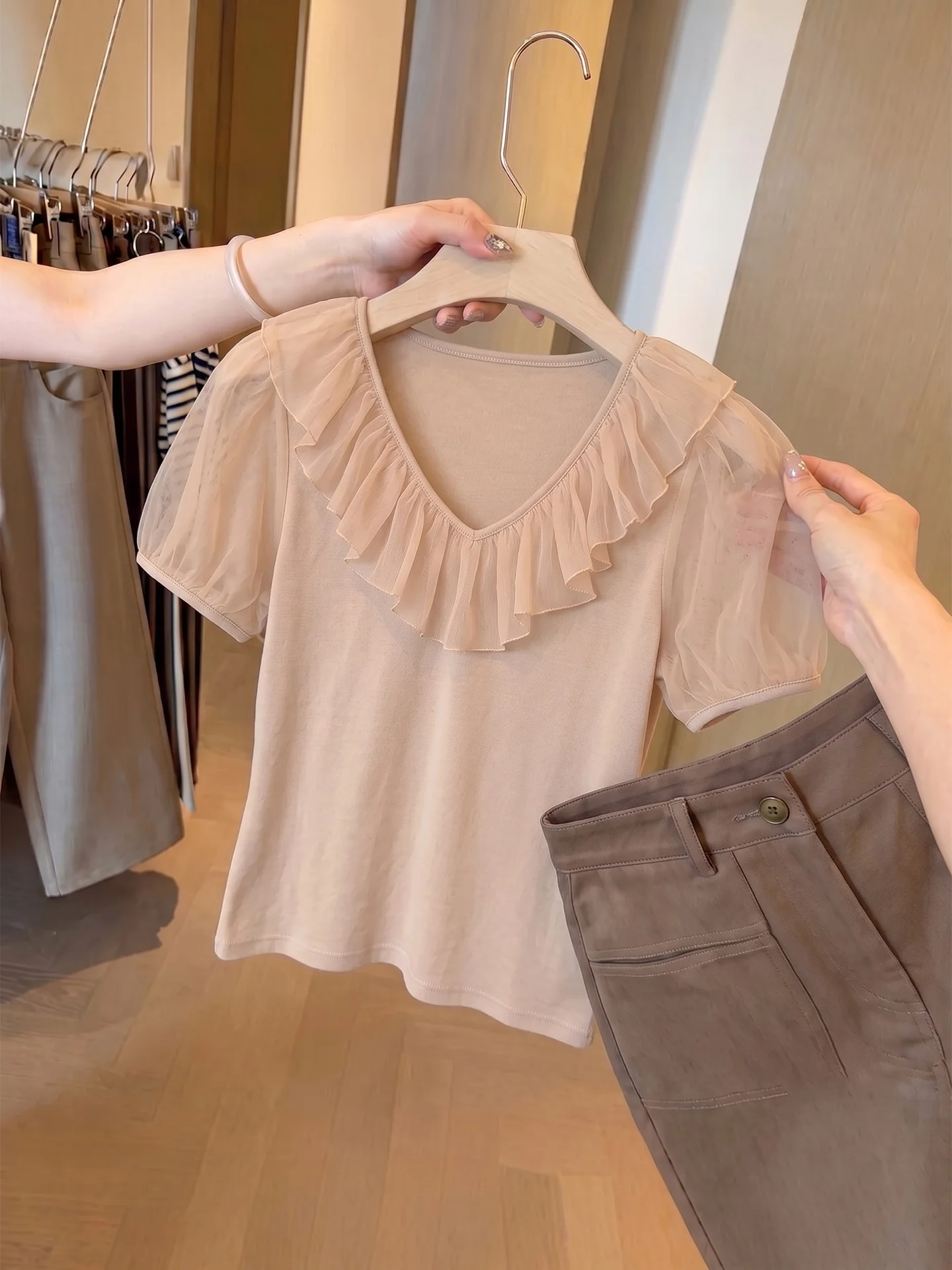 Chic Kaki Color V-neck T-shirt Women's Summer Short Sleeve Pretty Elegant Small Top Commute Style Universal Fit Slimming Pure...