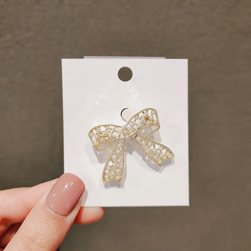 Punk Girl Brooch 2024 Fashionable New Style Hollow Out Pearl Bow Clip Anti Slip Buckle Suit Accessories Manufacturer Wholesale