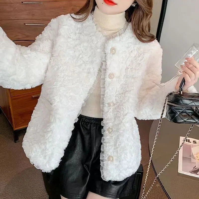 Damska, jednorzędowa, biała, puszysta odzież wierzchnia 2025, nowa kurtka z koronkowymi wstawkami i futra jagnięcego, damska jesienna zimowa krótka kurtka z imitacji futra w stylu koreańskim.