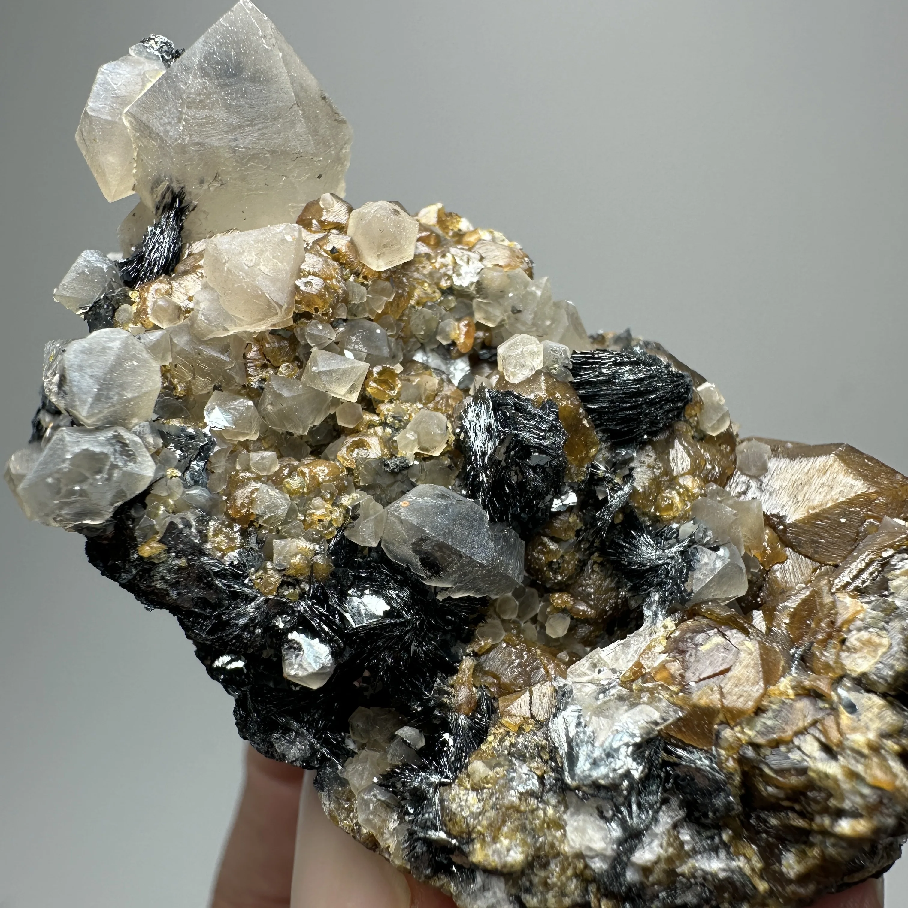 Natural crystal garnet mirror iron ore coexisting mineral specimen hematite crystal quartz healing stone home decoration