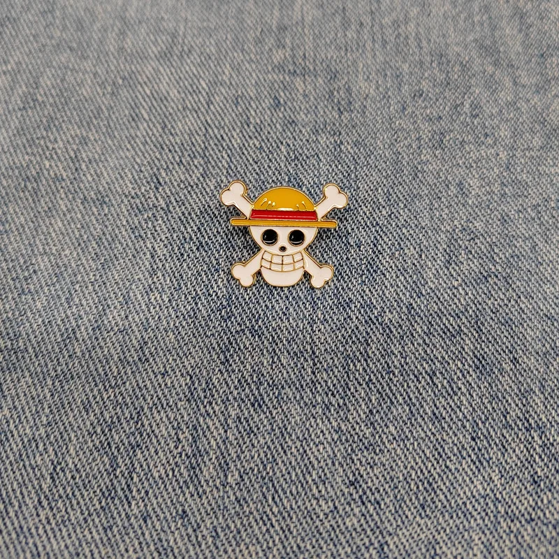 Bros Luffy satu buah, kepala tengkorak, Pin Anime logam Enamel, bros lucu untuk wanita, Pin untuk ransel, dekorasi Halloween