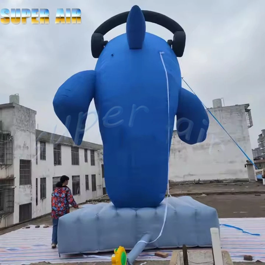 Hermoso modelo de organismo marino, sonrisa, tiburón inflable, sostiene el tobogán y observación de gafas de sol a la venta