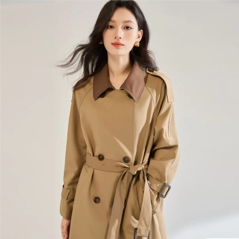 

Универсальный и стильный тренч средней длины с контрастным воротником для повседневной носки.