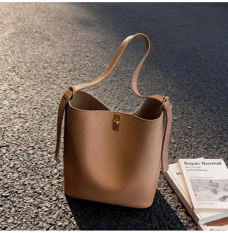 Minimalistische Kamelbraune Kunstleder-Bucket-Bag, genarbte Textur mit Schlossakzent, vielseitige Alltagstasche für Arbeit & Ausflüge – Detail 14