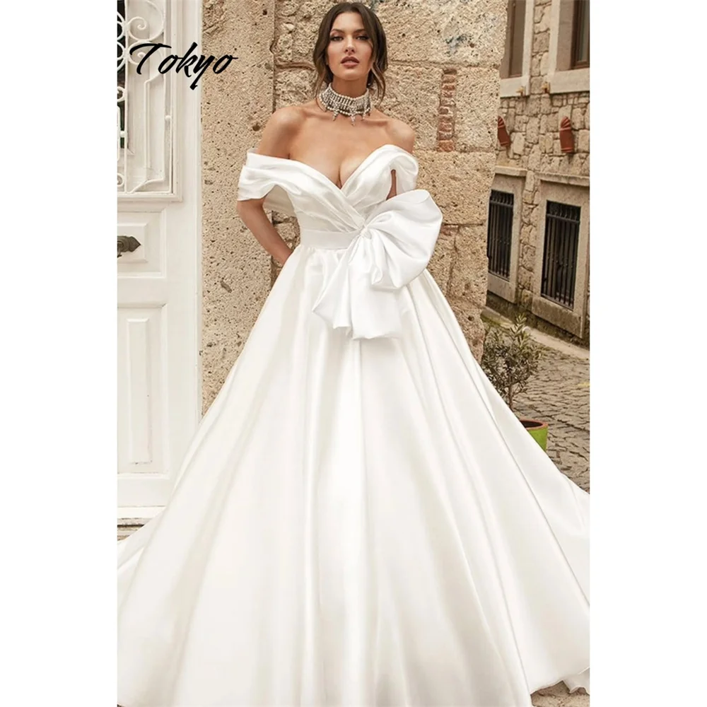 Gaun Pengantin Tokyo Putih Model Off Shoulder Tanpa Lengan dengan Pita, Model A-Line, Resleting Belakang, dan Court Train, Koleksi 2025