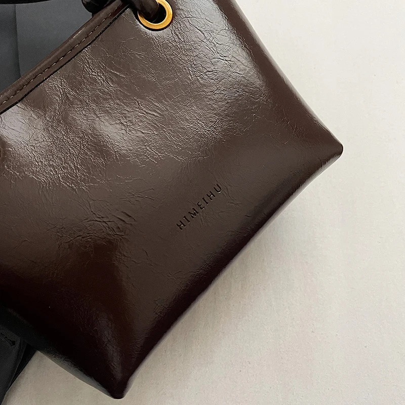 Fashion Retro Textured Leather Women's Tote Bags with Tennis Charm Trendy Shoulder Bags Hot Sale Brown Satchel Youth Handbags view 3