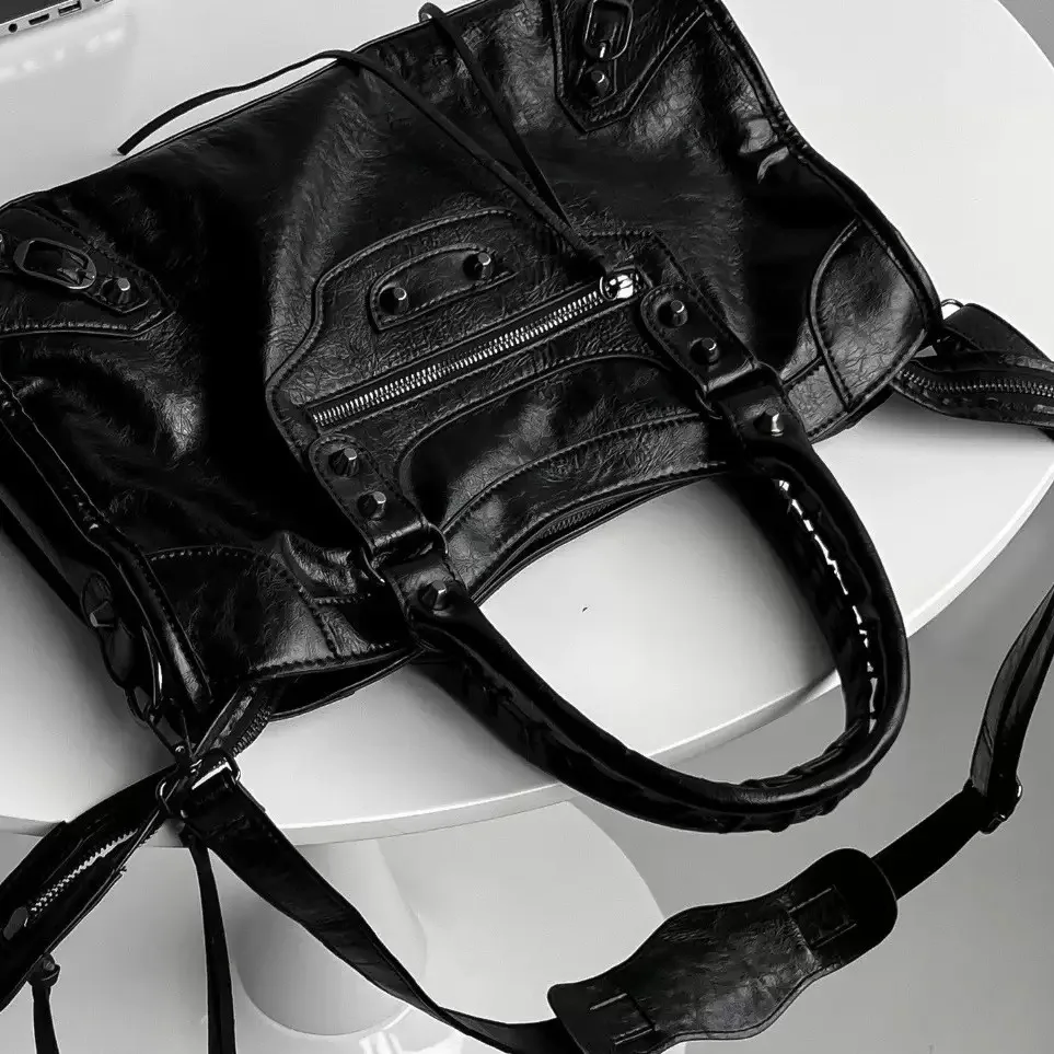 

Sweet and Cool Spice Girl Shoulder Bag Versatile Underarm Rivet Locomotive Bag Leather Large Capacity Tote Bag 2026 New