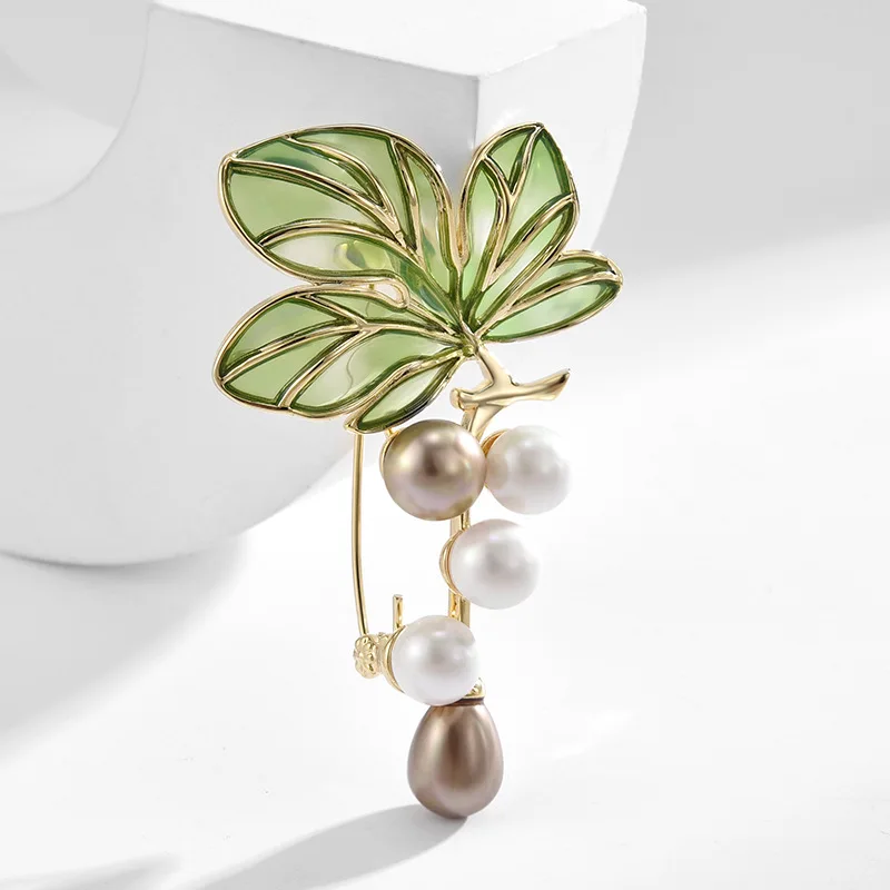 Chinese Style Lucky Auspicious Grape Vine Brooch High Luster Shell Pearl Enamel Green Leaf Gold Elegant Pin For Suit Scarf Gift