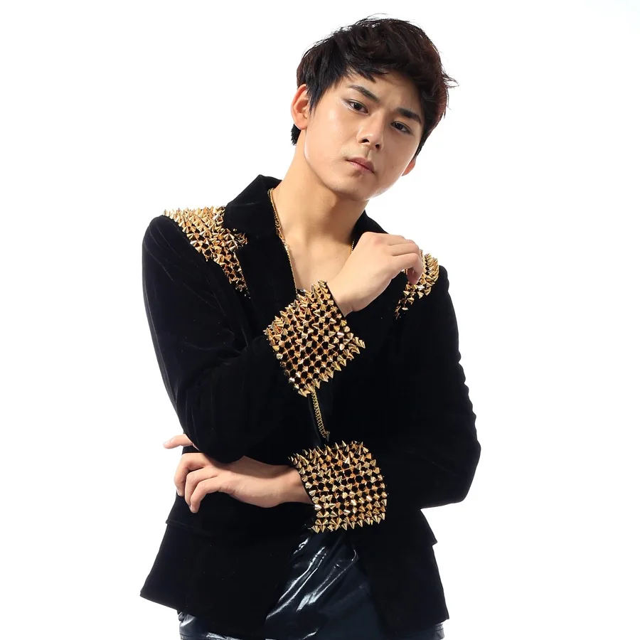 

2026 Мужской золотой бархатный декоративный блейзер с золотыми заклепками для ведущего певца, повседневный костюм для выступления на сцене, платье