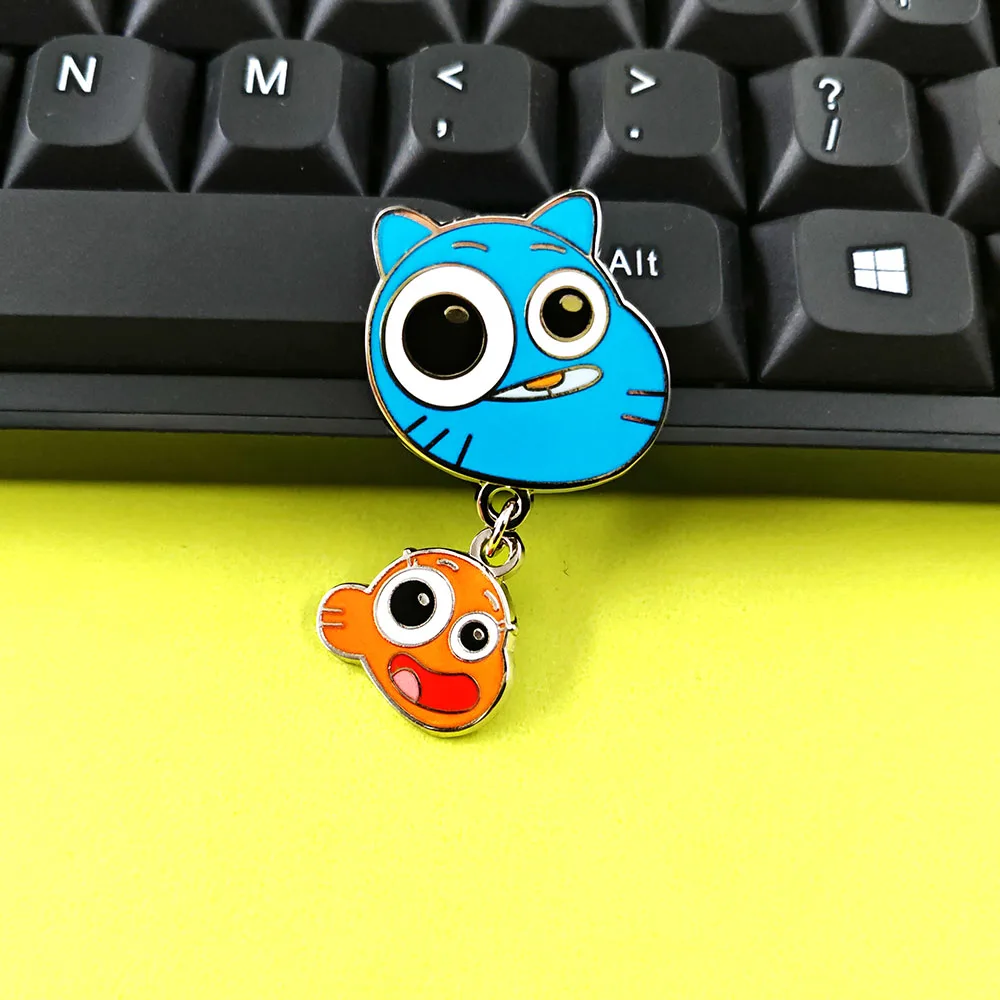 Cartoon-Charakter Katze und Fisch Anhänger Abzeichen Die Erstaunliche Welt von Gumball Brosche Anime Peripherie Metallnadel Sammelzubehör – Detail 5