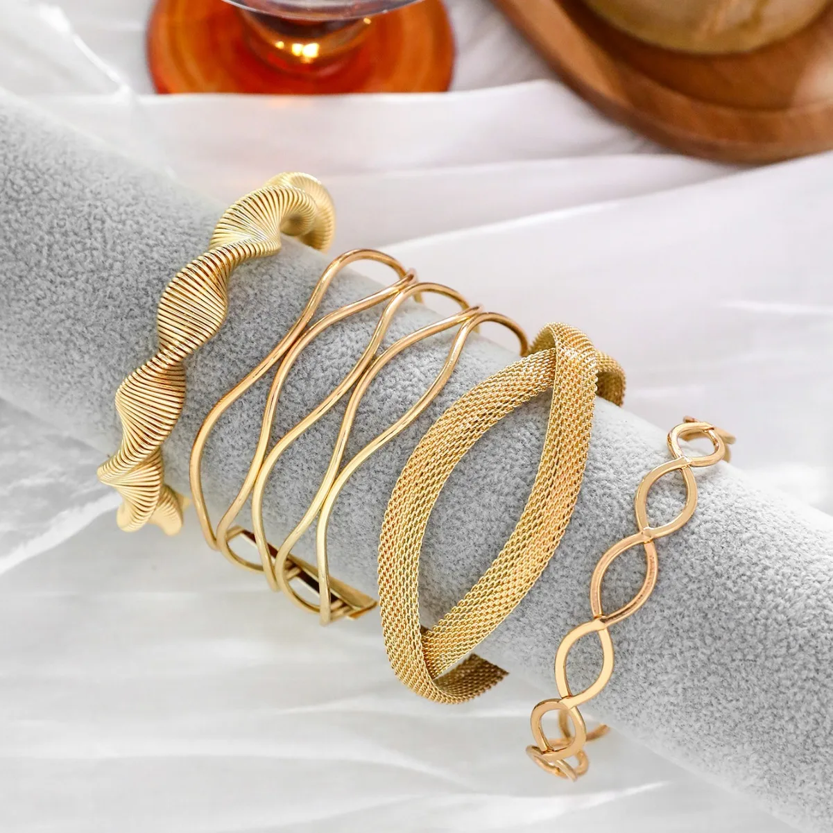 Exaggerated Personality Gold Color Broadside Spring Metal Bracelets Set Originality Spiral Contort Hollow Out Open MouthBracelet