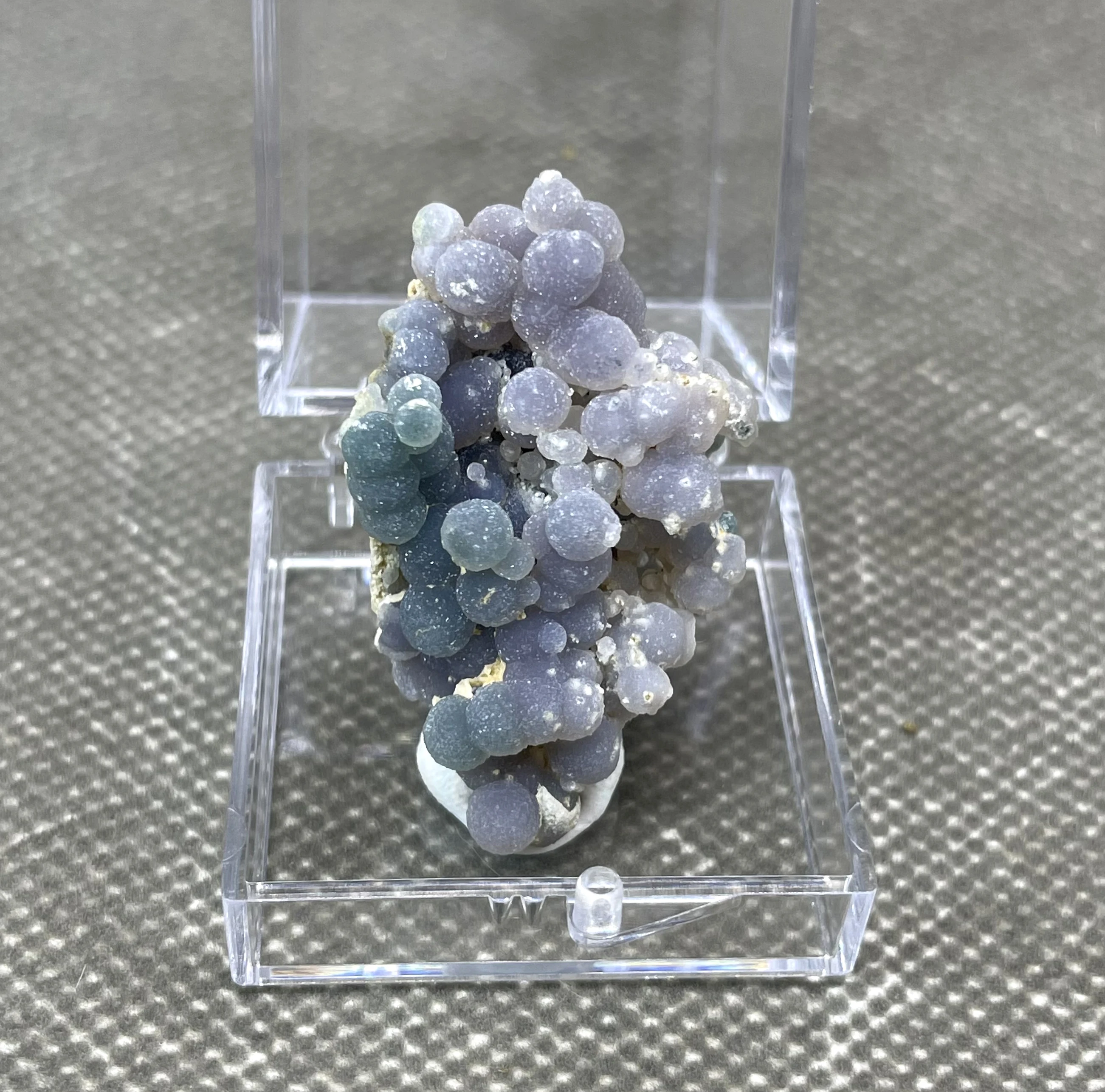 Best colour! 100% natural shiny Velvety light grape agate mineral specimen stones and crystals healing crystals + box size 3.4cm