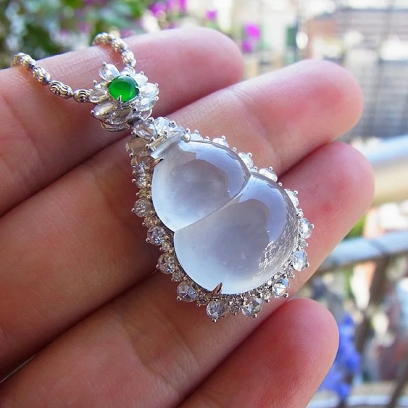 

Jadeite glass-like with strong luster, natural jade gourd pendant for gift giving