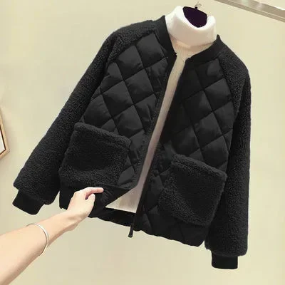 Cappotto corto in cotone sottile da donna 2023 Nuova giacca imbottita in cotone con cuciture in lana d\'agnello imitazione allentata Giacca invernale