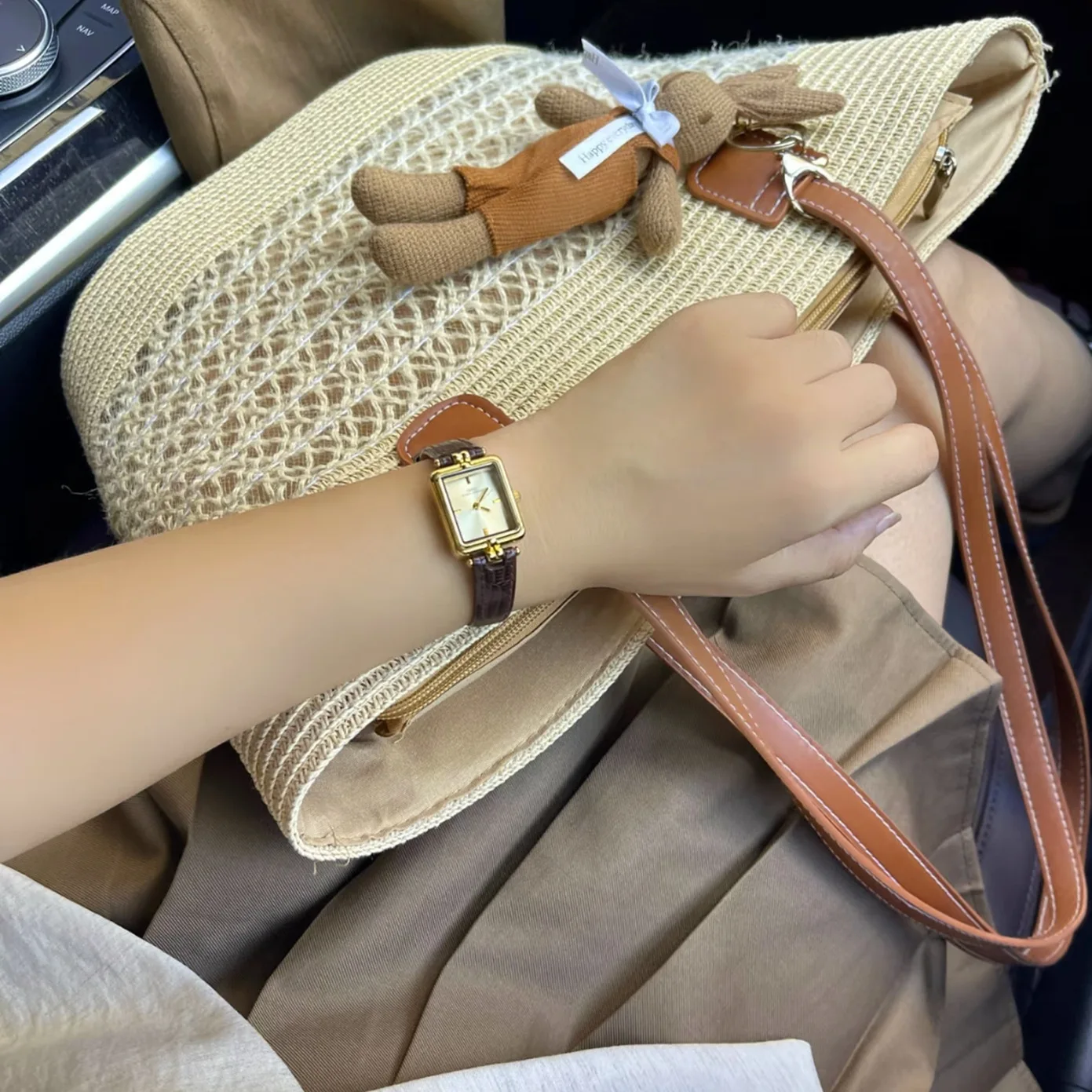 ساعة نسائية مربعة جديدة، ساعة ذهبية صغيرة فاخرة خفيفة، طراز قديم، اختيار راقي من الساعات، إكسسوارات نسائية. #4