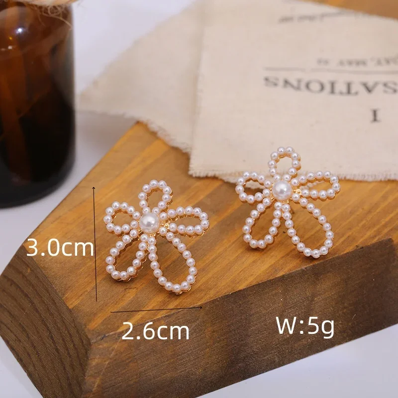 Volledige Imitatie Parel Holle Grote Witte Bloem Stud Oorbel voor Vrouwen Koreaanse Eenvoudige Temperament Sieraden Kerst Vriendin Gift