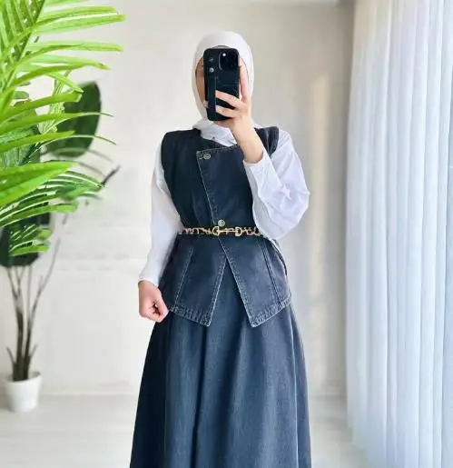 

2025 Solid Color Collar Shirt Paired with Sleeveless Denim Vest and High Waisted Denim Skirt Set for Autumn Women's Casual Wear