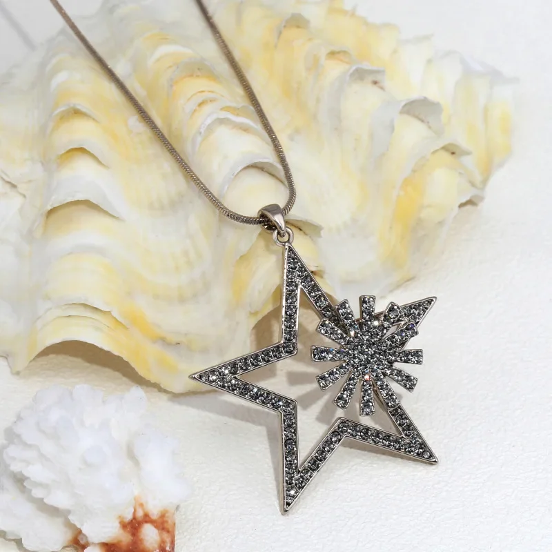 Nuova collana geometrica con stella a cinque punte, una collana lunga alla moda e versatile per maglioni