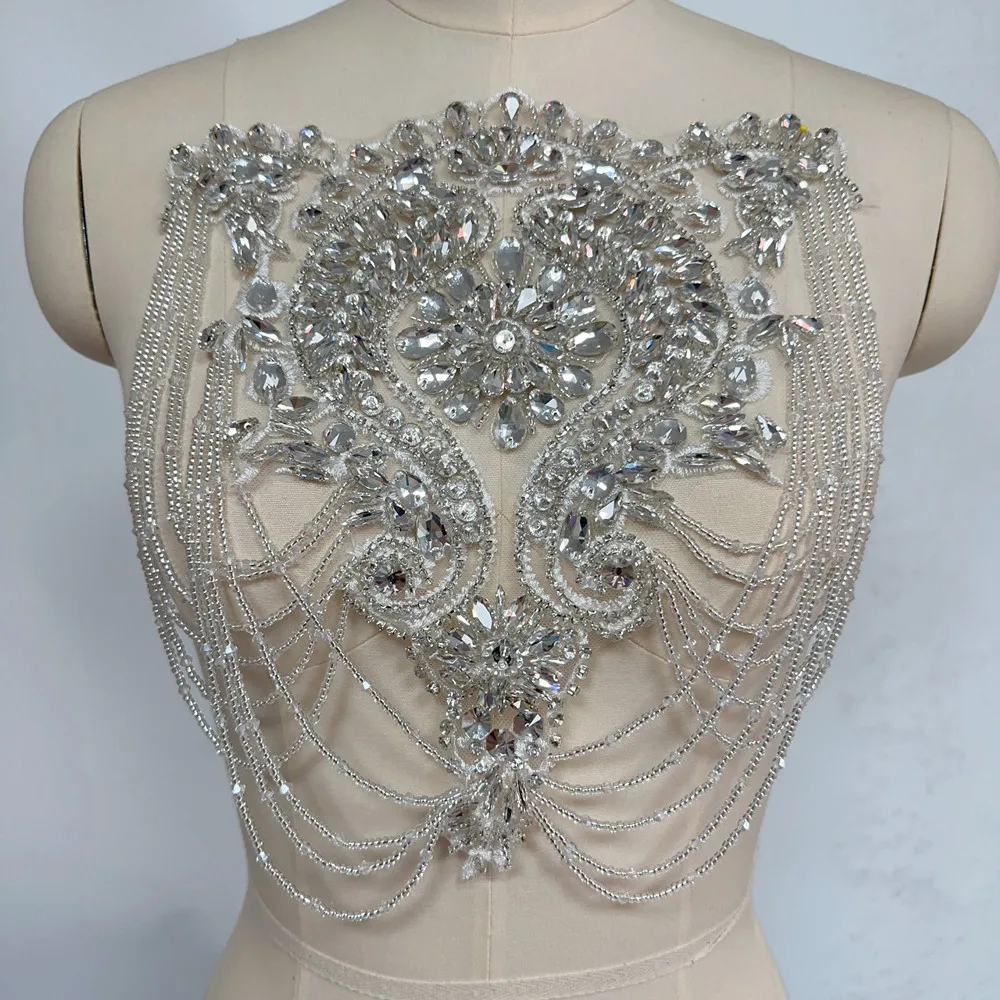 Handgefertigtes, perlenbesetztes Brautkleid mit Kristall-Strass-Applikation und Kopfschmuck