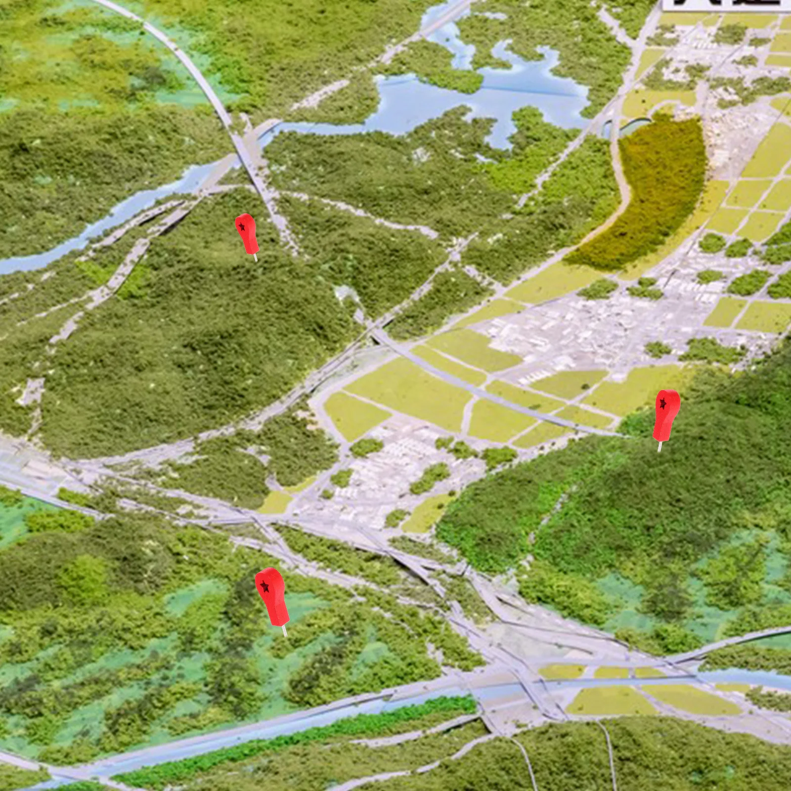 50 szt. Drewniane pinezki strzałki, wytrzymałe, ostre, czerwone pinezki do map, tablic piankowych, tablic ogłoszeń, artykuły biurowe i szkolne, estetyczne.