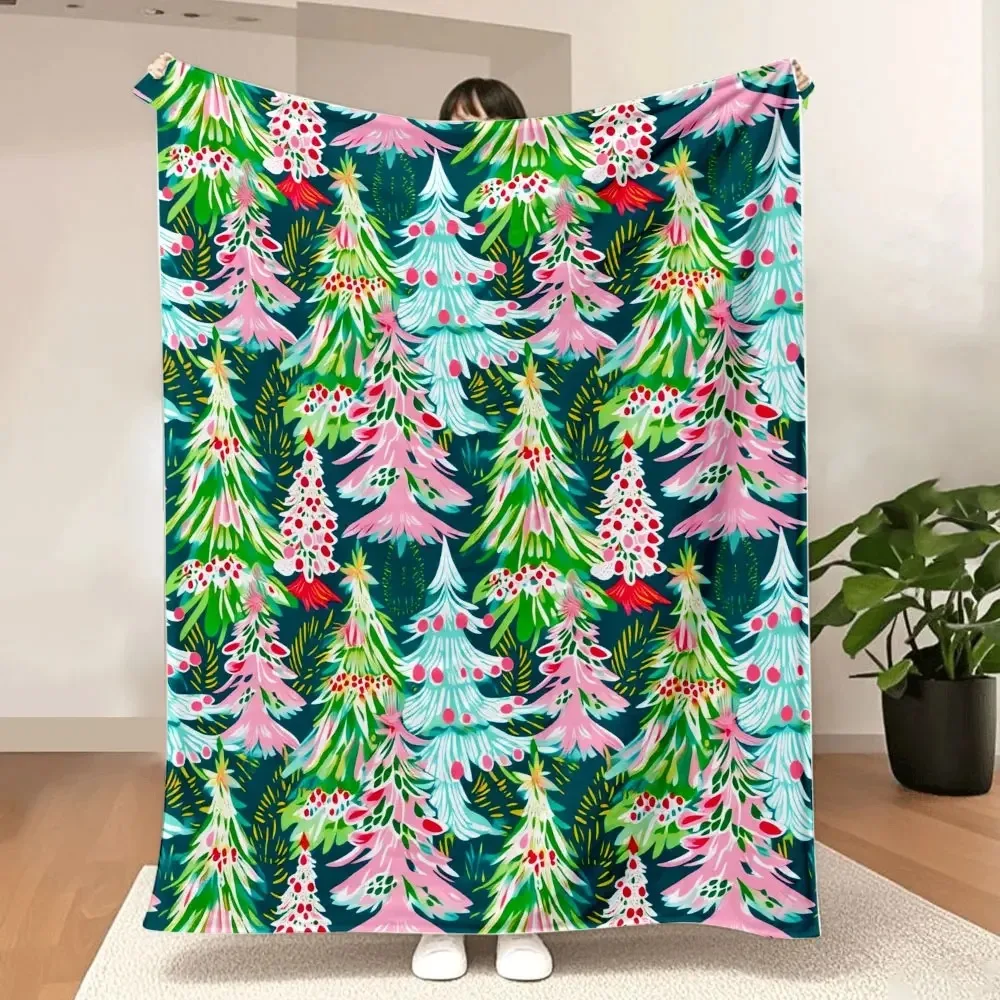 

Одеяло с узором рождественской елки — причудливое, нарисованное вручную праздничное одеяло со стилизованными розовыми, голубыми и зелеными деревьями на глубоком бирюзоне.