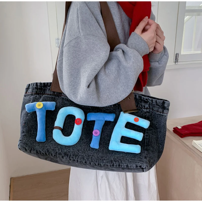 Gewaschene Denim Vintage Schultertasche, Große Kapazität Y2k Mädchen Flauschige Buchstaben Farbige Knöpfe Tragetasche, Hobo Pendler Canvas Handtasche – Detail 20