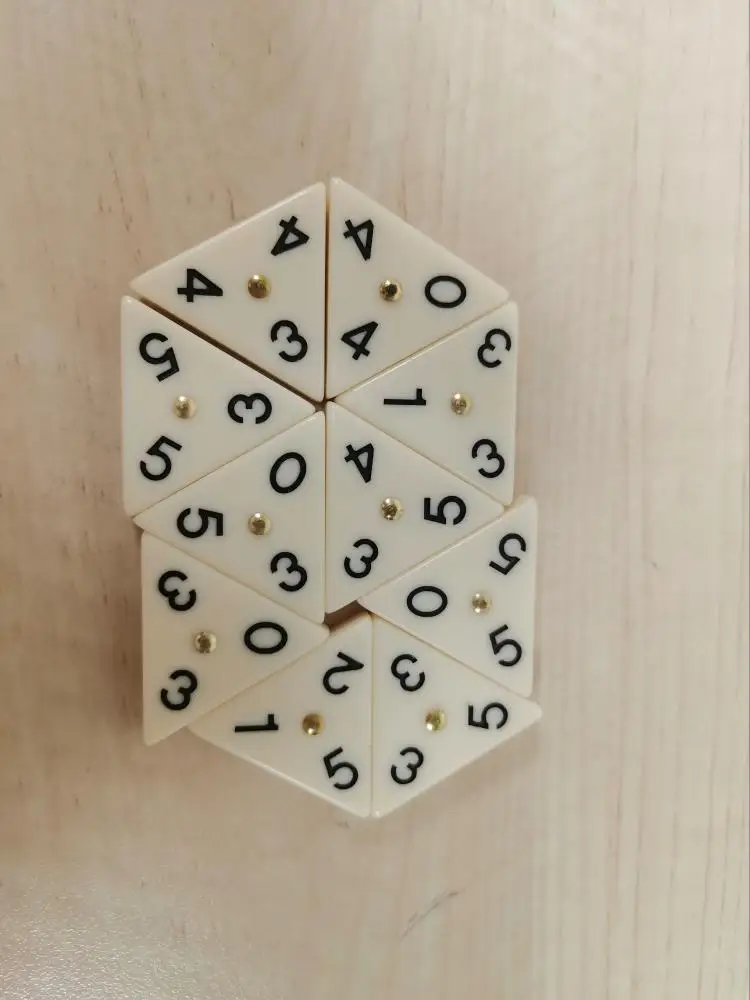 Jeu de dominos triangulaires 56 pièces en mélamine avec cartes numériques incluses, jouet de puzzle décontracté pour le divertissement avec 4 supports