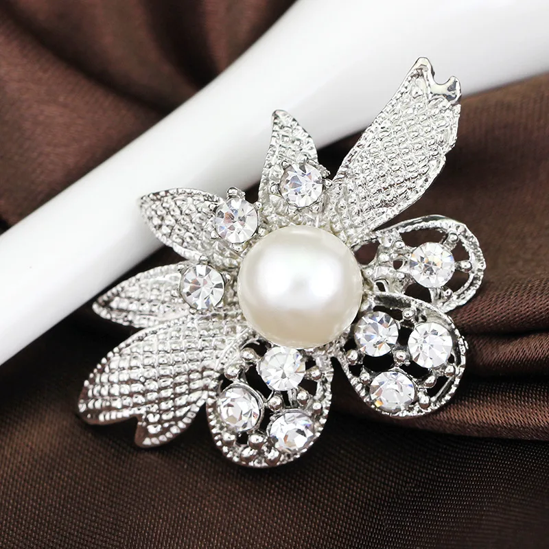 Manufacturer spot, fashionable, clear rhinestone flower brooch, foreign trade small wholesale source Taobao
