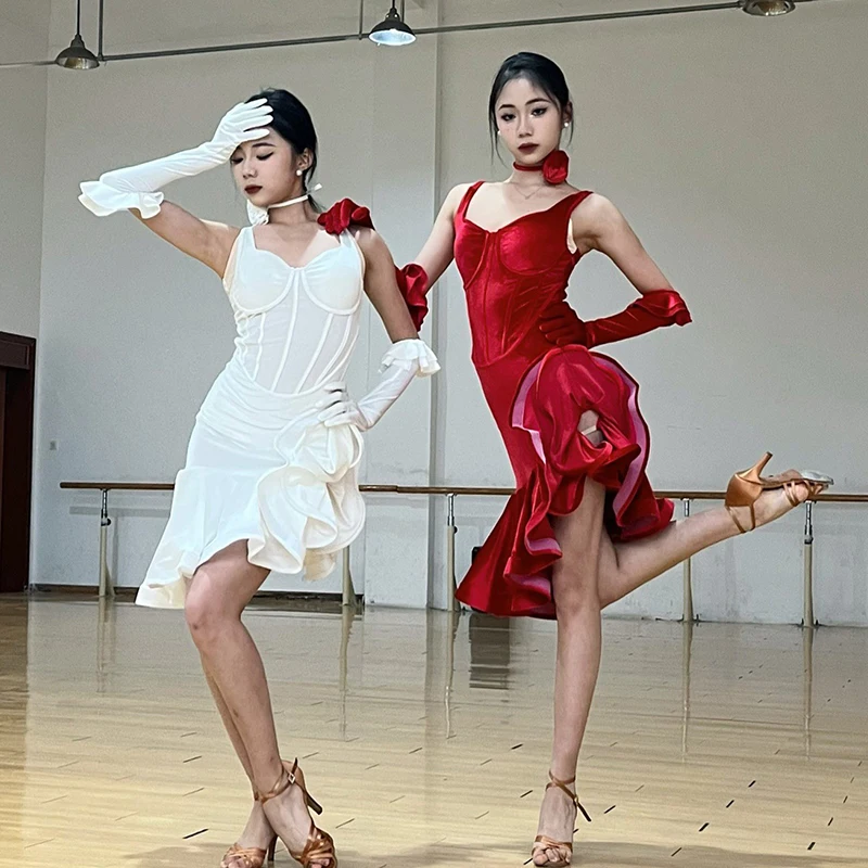 ベルベットラテンダンススーツ女性のための競技パフォーマンスウェアレッドダンスドレス大人のラテンダンスショースタッグ服 VBH1634