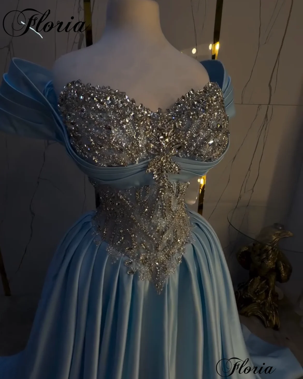 Himmelblaue Kristalle Promi-Kleider A-Linie Sweetheart Schulterfreie Abendkleider Elegantes Ballkleid Vestidos De Gala Maßgeschneidert