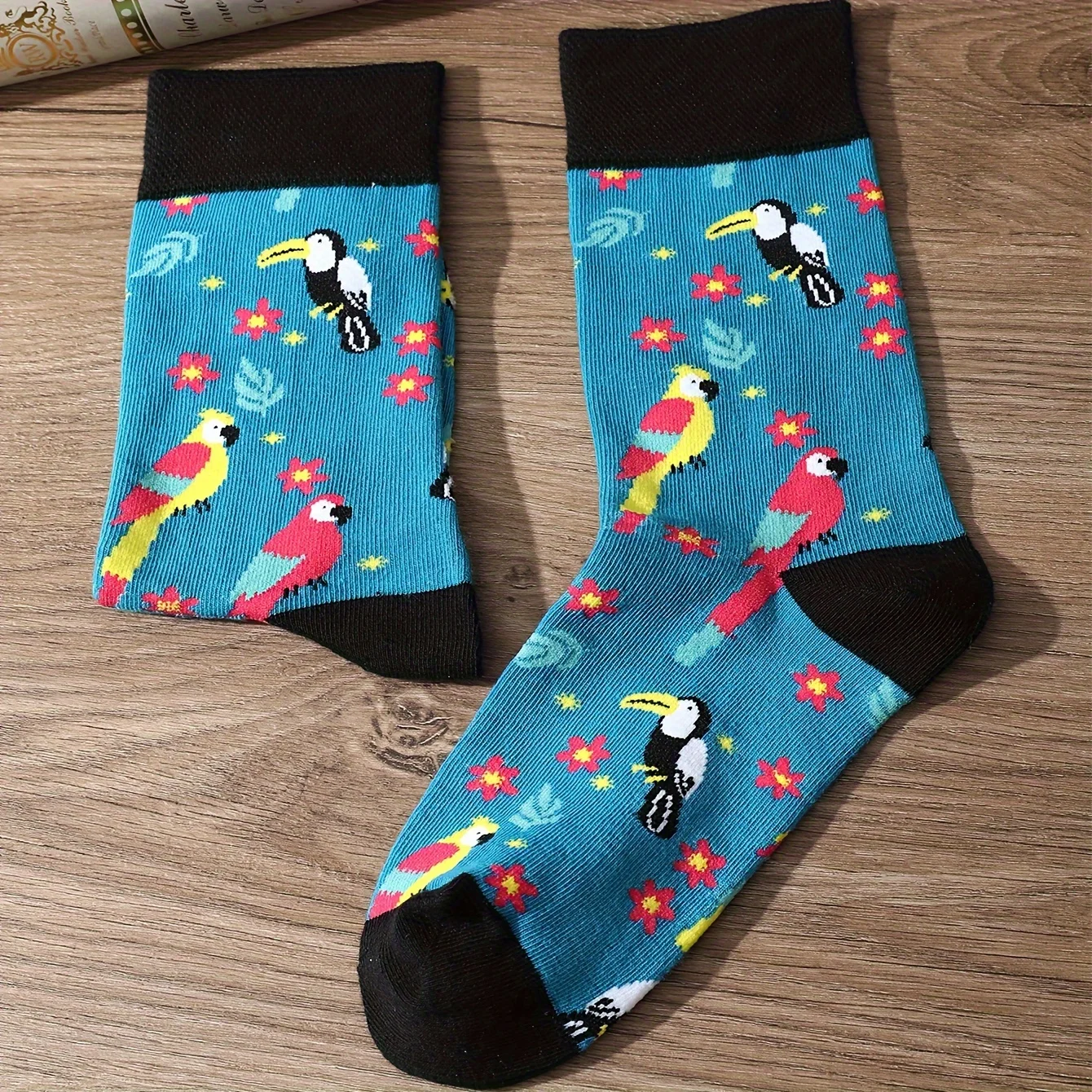 A pair of blue parrot print patterns Personal style Tide socks suitable for Christmas Valentine\'s Day gifts on Halloween