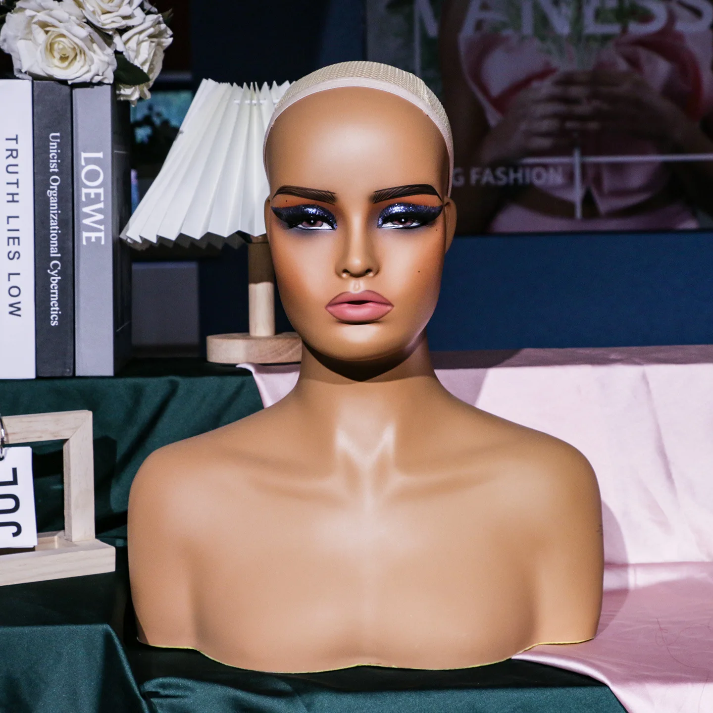 testa-di-manichino-femminile-realistica-con-spalle-per-esposizione-busto-per-parrucche-e-accessori-di-bellezza-con-foro-di-montaggio