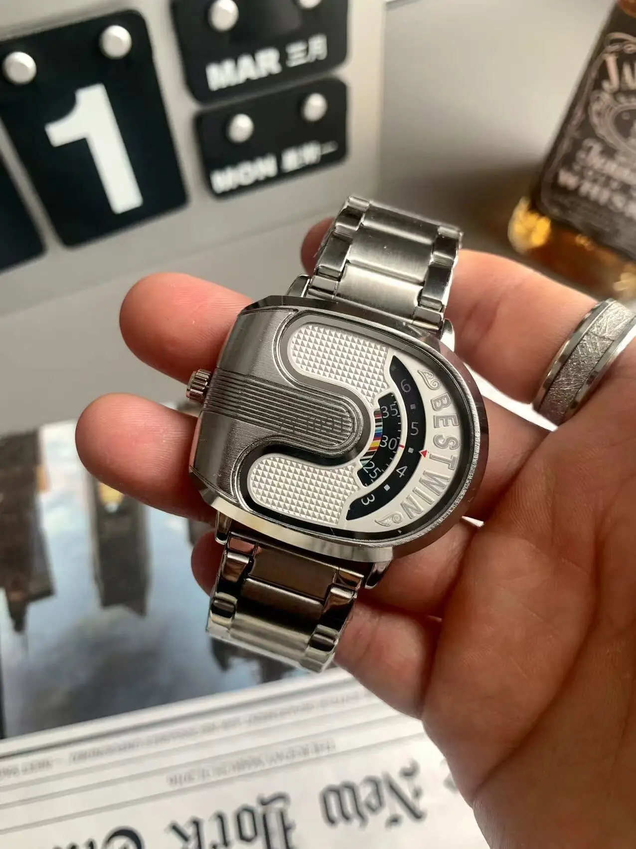 ساعة Y New Concept Rotating Watch للرجال مربعة الشكل بتصميم رائع وشريط فولاذي عالي الجودة غير ميكانيكي كوارتز